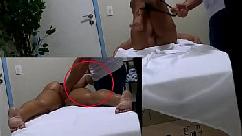 Tirei a calcinha da minha cliente e ela pegou no meu pau