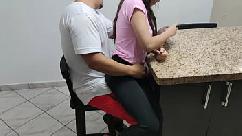 Mi sobrina traviesa se sento en mis piernas y me quito el telefono para ella jugar pero se empezo a mover mucho